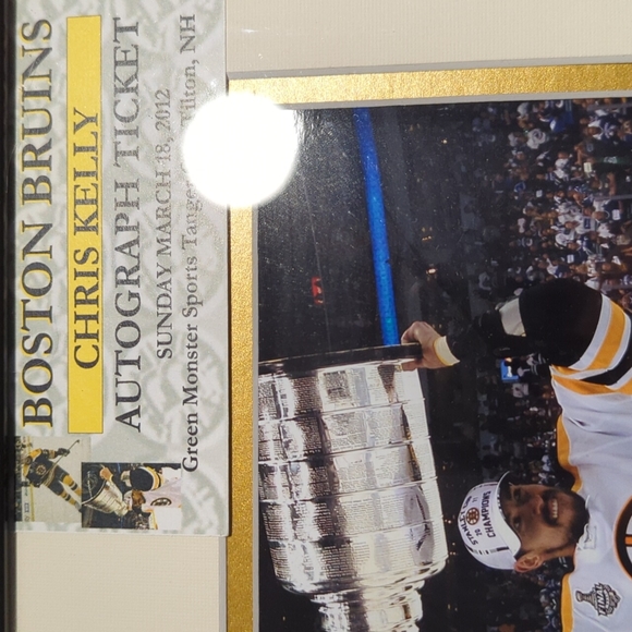 Signed NHL Boston Bruins Chris Kelly photo - Picture 3 of 4